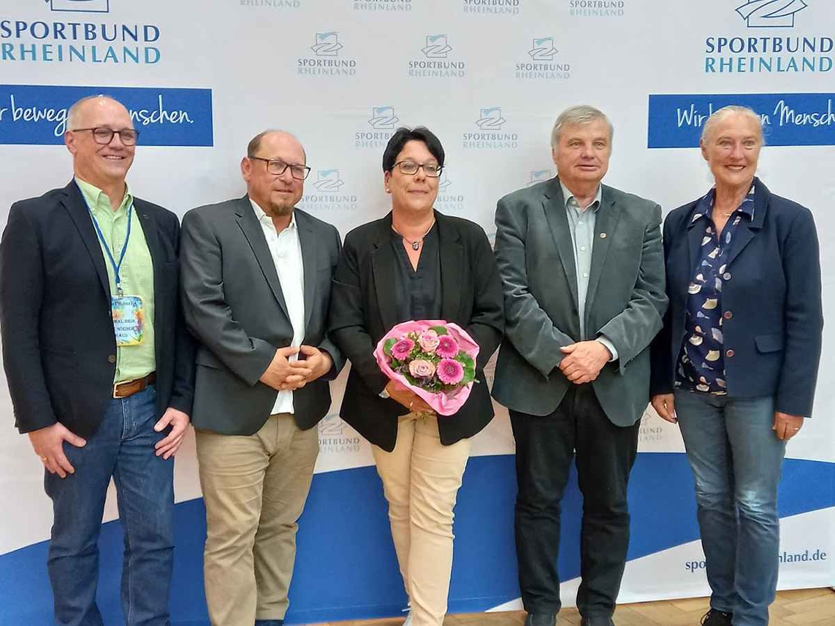 Flankiert von Olaf Rttig (l.) und SBR-Prsidentin Monika Sauer (r.) prsentiert sich der neue Vorstand des Sportkreises Westerwald mit der Vorsitzenden Susanne Bayer, Stellvertreter Hans-Werner Rrig (2.v.r.) und Timo Candrix (Kreisbeauftragter fr das Deutsche Sportabzeichen). Foto: Willi Simon