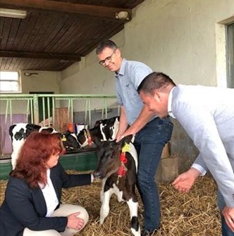 FDP-MdB Sandra Weeser besuchte mit ihren Kollegen Gero Hocker (rechts) den Betrieb von Bernhard Hfer. (Foto: privat)