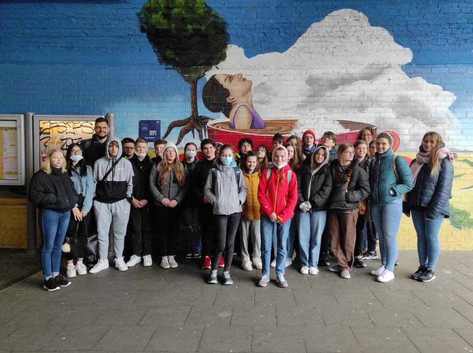 Schlergruppe aus Danzig und Bad Marienberg vor einem Graffiti in Kln. Fotos: VG Bad Marienberg
