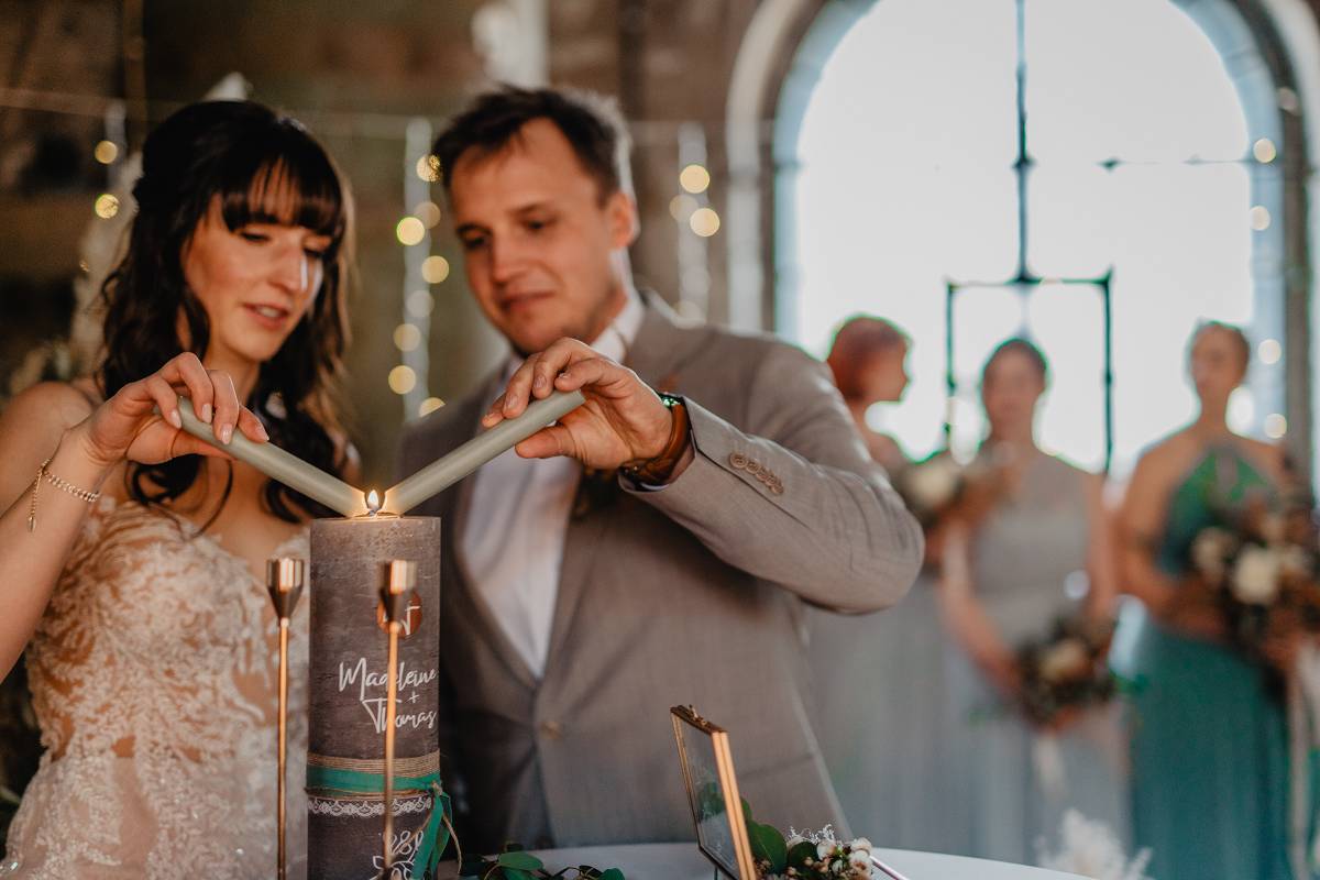 Madeleine und Thomas znden die Hochzeitskerze gemeinsam an, eine symbolische handlung whrend der freien Trauung. Fotos: Steffi Paasche