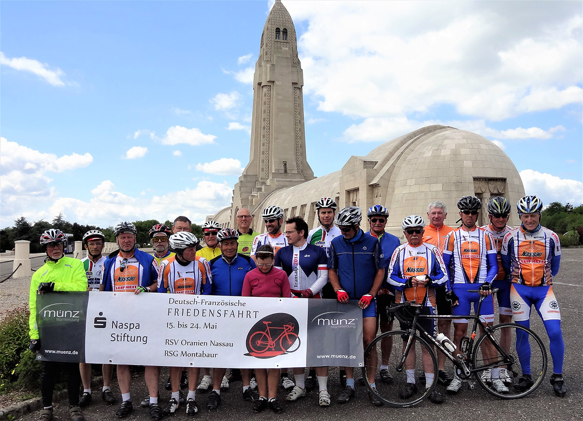 Wie 2015 bei der "Friedensfahrt" (hier in Verdun) so soll auch die deutsch-franzsische "Freundschaftstour" der Equipe EuroDeK in diesem Jahr zu einem Pldoyer fr den Frieden in Europa werden. Foto: Vereine