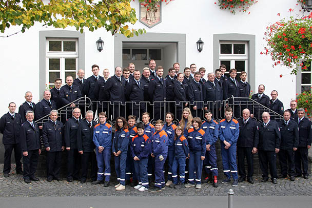 Die Aktiven der Freiwilligen Feuerwehr Herschbach sowie die Mitglieder der Jugendfeuerwehr im Jubilumsjahr. Foto: Feuerwehr