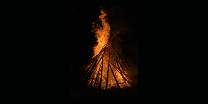 Ein groes Osterfeuer. Foto: Fabio Steudter