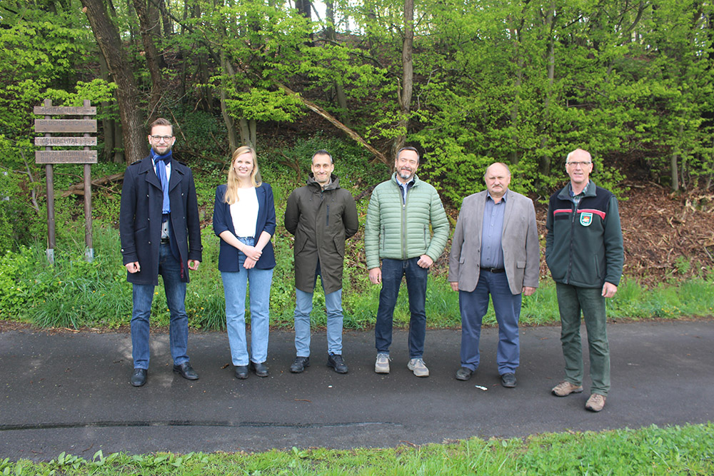 Sie stehen gemeinsam fr das Projekt Re Spire Westerwald: (v.l.) VG-Brgermeister Ulrich Richter-Hopprich, die beiden Projektleiter Marisa Kunze und Michael Sahm von Forliance / Re-Spire, die beiden Ortsbrgermeister Harald Quirmbach (Groholbach) und Hans-Jrgen Herbst (Girod) sowie Revierfrster Bernhard Kloft. (Quelle: FORLIANCE GmbH)