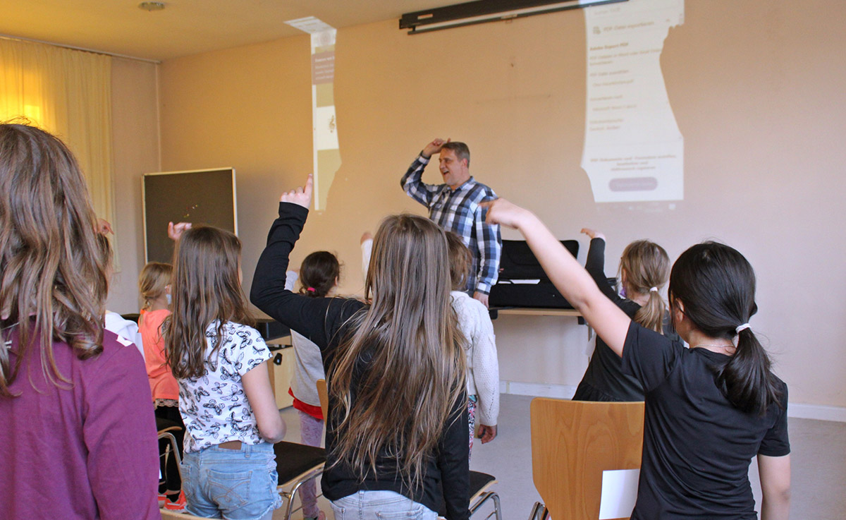 Bewegung gehrt zur Probe mit dem Kinderchor bei Chorleiter Andreas Huth dazu. Fotos: Sabine Hammann-Gonschorek