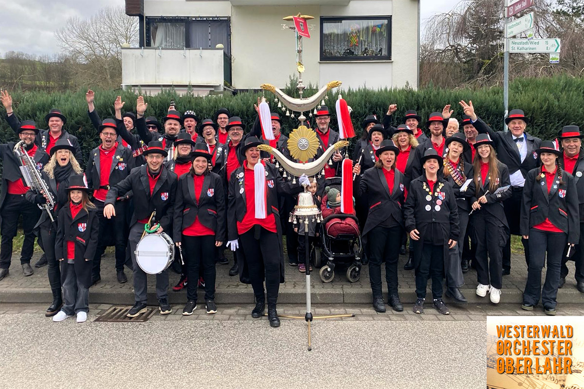 Am Kirmessamstag findet erstmals ein Festzug von der Magdalenen-Kirche zum Biergarten der Junggesellen statt, der musikalisch vom Spielmannszug Obersteinebach-Epgert begleitet wird. Zur Erffnung der Kirmes sorgt der Spielmannszug dort auch fr musikalische Stimmung beim Freibier nach dem Fassanstich durch Ortsbrgermeister Thomas Schmidt. Foto: Spielmannszug Obersteinebach