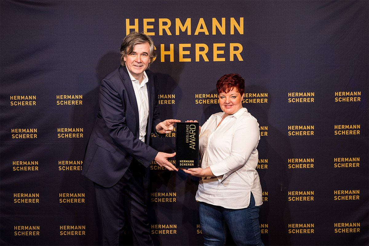Hermann Scherer bergab den Award an Tina Haag. Fotos: PR