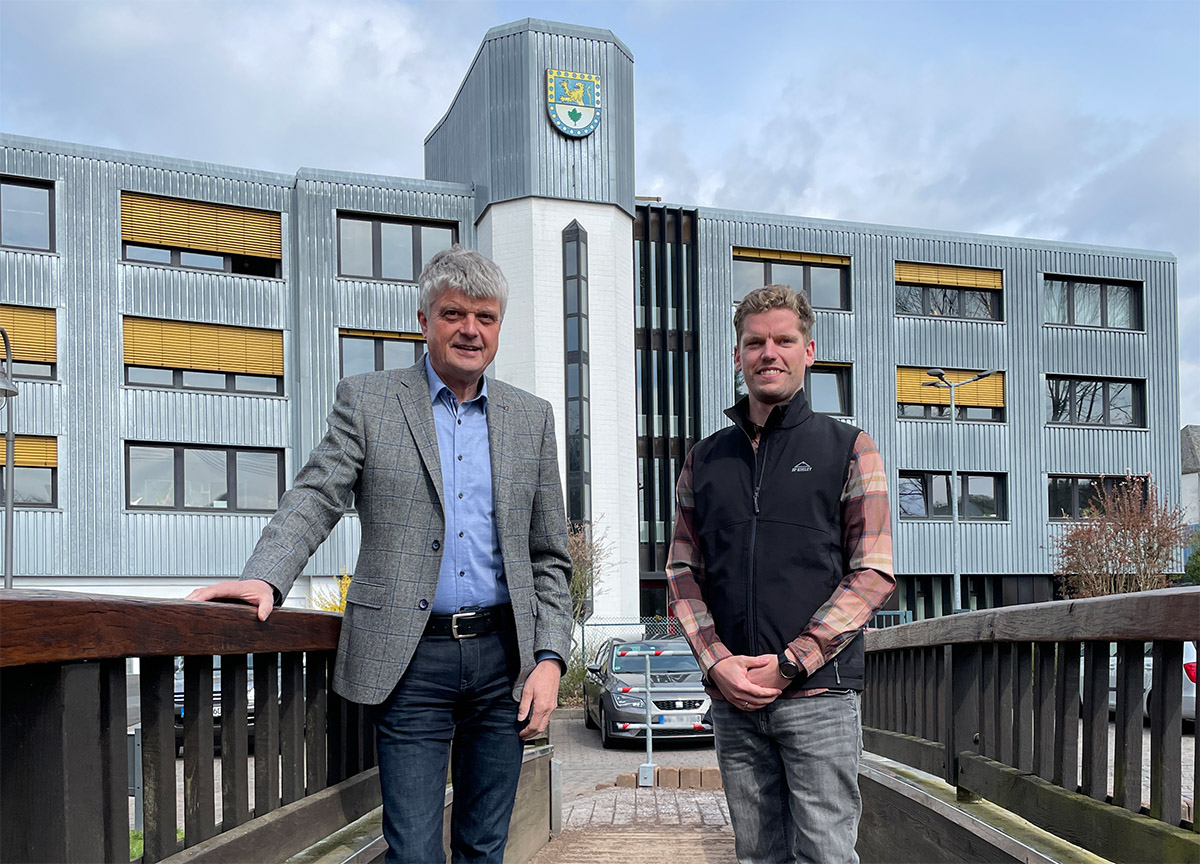 Brgermeister Klaus Mller begrt den neuen Klimaschutzmanager Thomas Siry zum Start seiner Ttigkeit fr die Verbandsgemeinde Selters (Foto: VG Selters)