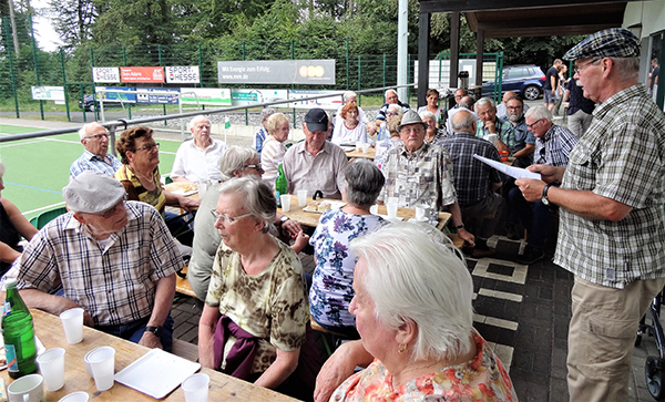 Bei Regen findet das Wald-Café der „555er“ wieder am Sportplatz statt. Foto: Privat
