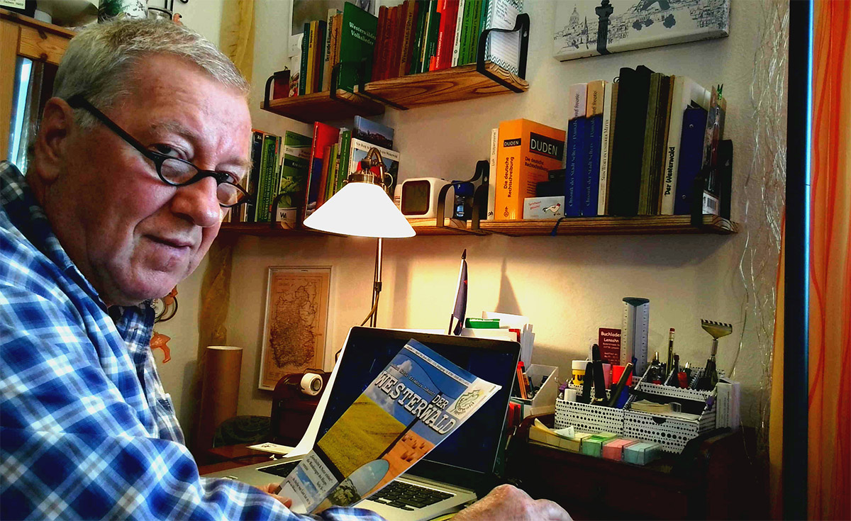 "Es gibt jetzt sehr viel Arbeit, um das Vereinsleben nach dem Ende der Pandemie wieder anzuschieben", so der neugebackene Vorsitzende des Westerwaldvereins Selters, Rainer Gtschow-Buczynska, an seinem heimischen Schreibtisch am Tag nach der Wahl. Foto: Verein