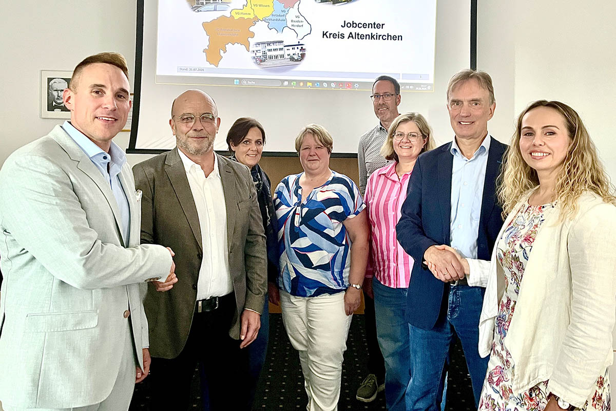 Turnusm��iger Wechsel in den Zust�ndigkeiten bei der Tr�gerversammlung des Jobcenters Altenkirchen: (von links) Josip Jagatic, Elmar Wagner, Elke Limbach, Michaela Heuser, Mario G�rgens, Nadine Salzer, Heiner K�lzer und Ramona Mittler. Foto: Thorsten Stahl/Kreisverwaltung