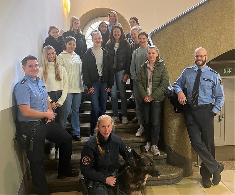 Das Bild zeigt die Schlerpraktikantinnen, die verantwortlichen Beamten der Polizei Betzdorf, sowie eine Diensthundefhrerin mit ihrem Diensthund.