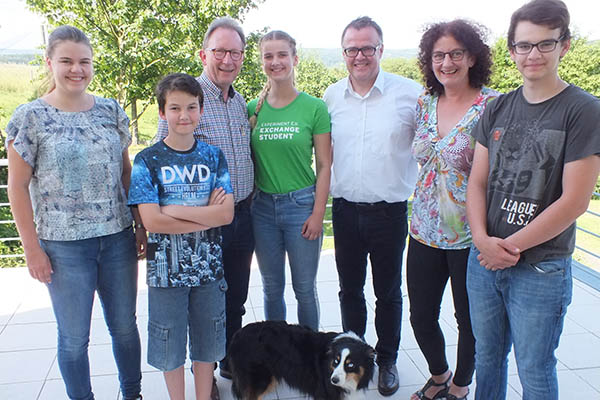 Fr Alicia Limbach (Mitte) steht als Stipendiatin des PPP fr zehn Monate das Abenteuer und Erlebnis Amerika an. Mit ihr freuen sich (v.li.) Schwester Lucie, Bruder Martin, MdB Erwin Rddel, Vater Manfred, Mutter Christina, Bruder Felix und Haushund Cindy. Foto: Reinhard Vanderfuhr / Bro Rddel
