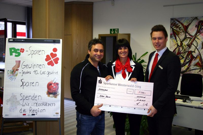 Von der Geschftsstelle Wallmerod gratulierten Silvia Loos (m.) und Julian Gro (r.) dem PS-Sparer Erkan Sturm zu seinem Gewinn. Foto: Sparkasse

