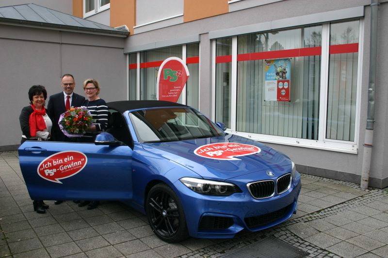 Monika Ltsch und Andreas Grg bergeben das Gewinn-Auto an Waltraud Janssen. Foto: Sparkasse