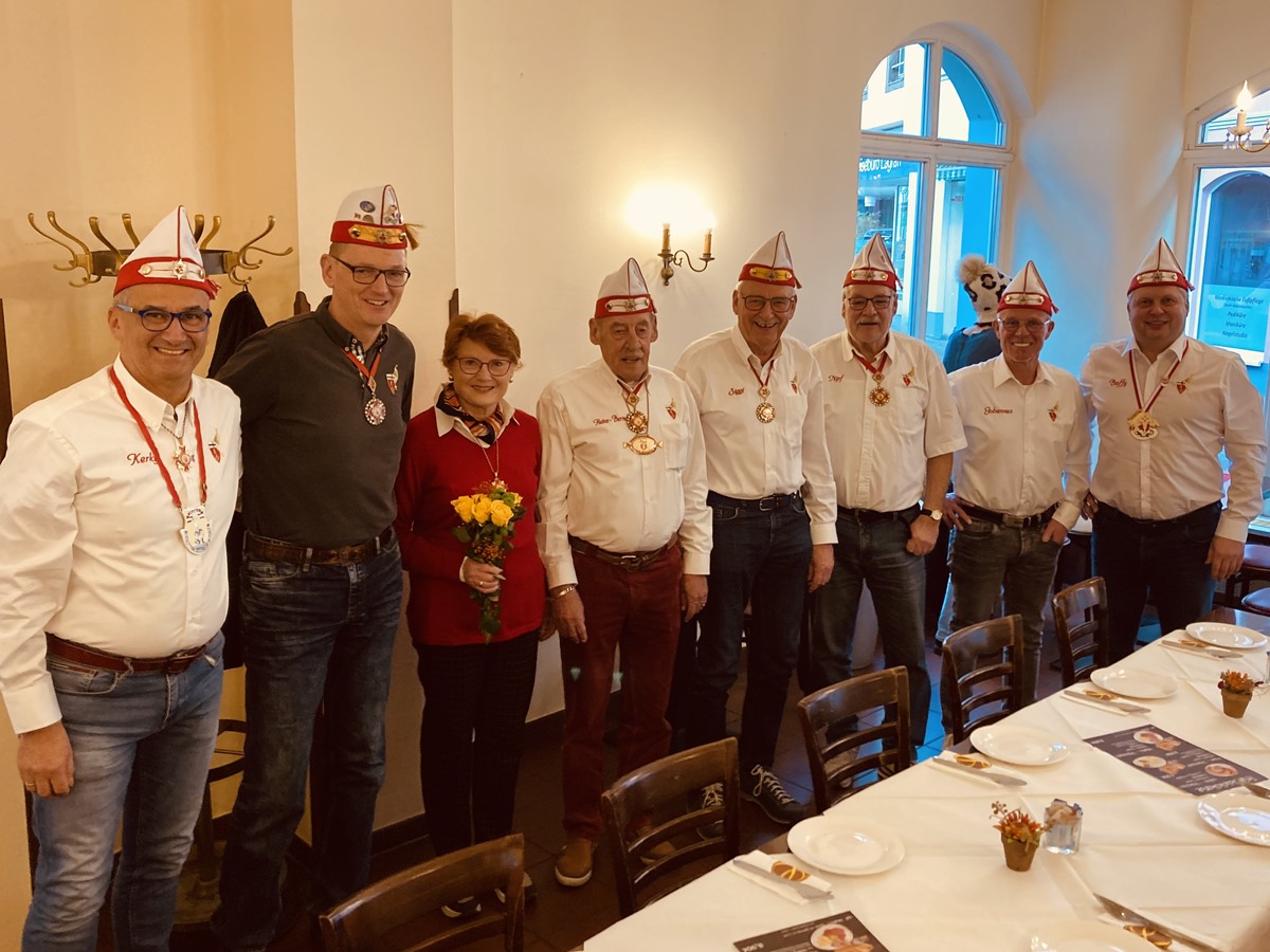 Bild von links nach rechts: Ralf Kirschbaum, Kommandant Markus Paffhausen, Hannelore Mertesacker, Heinz Bernd K�pper, Siggi B�ndgen, Michael Schneider, Johannes Steinhardt, Thomas Baars. 
Foto: Stadtsoldatencorps (Foto Privat)