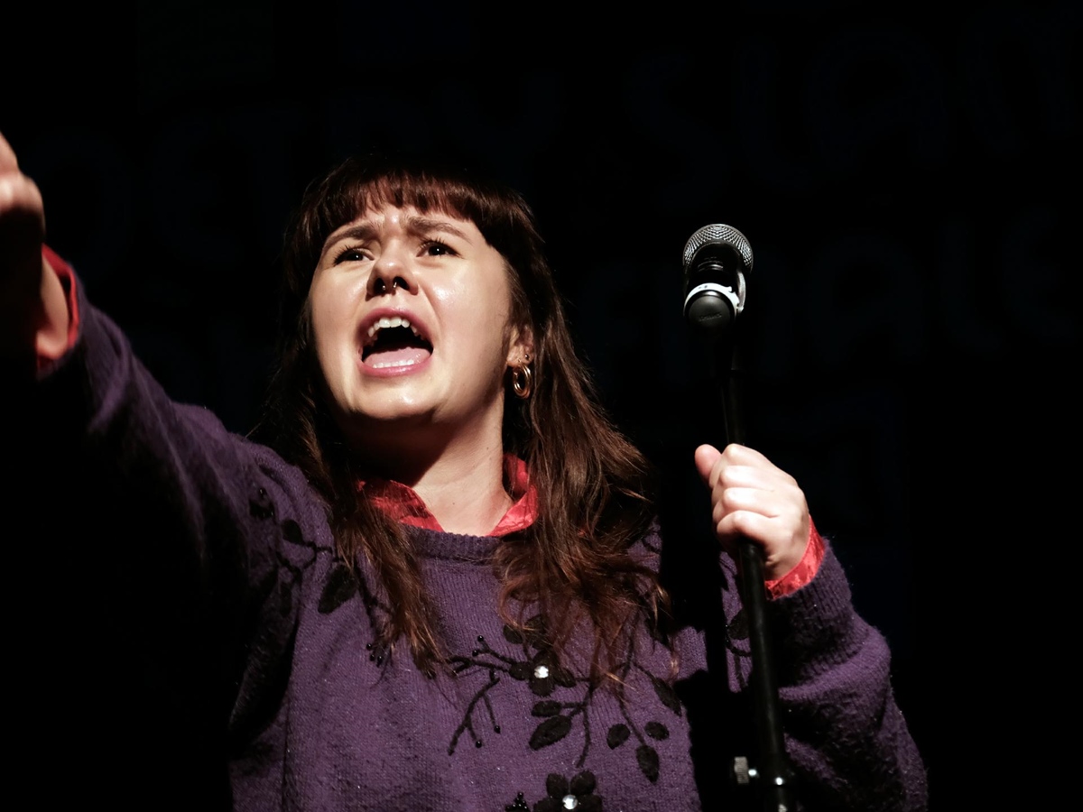 Im Httenhaus Herdorf fliegen beim "Best of Poetry Slam" die Worte und das Publikum krt den Sieger