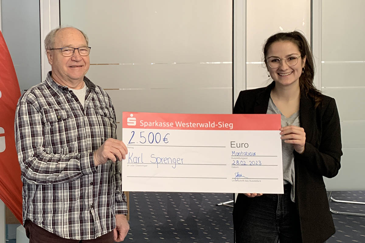 Kundenberaterin Adriana Steden bergibt PS-Sparer Karl Sprenger den symbolischen Scheck seines Gewinns von 2.500,00 Euro, Foto: Sparkasse