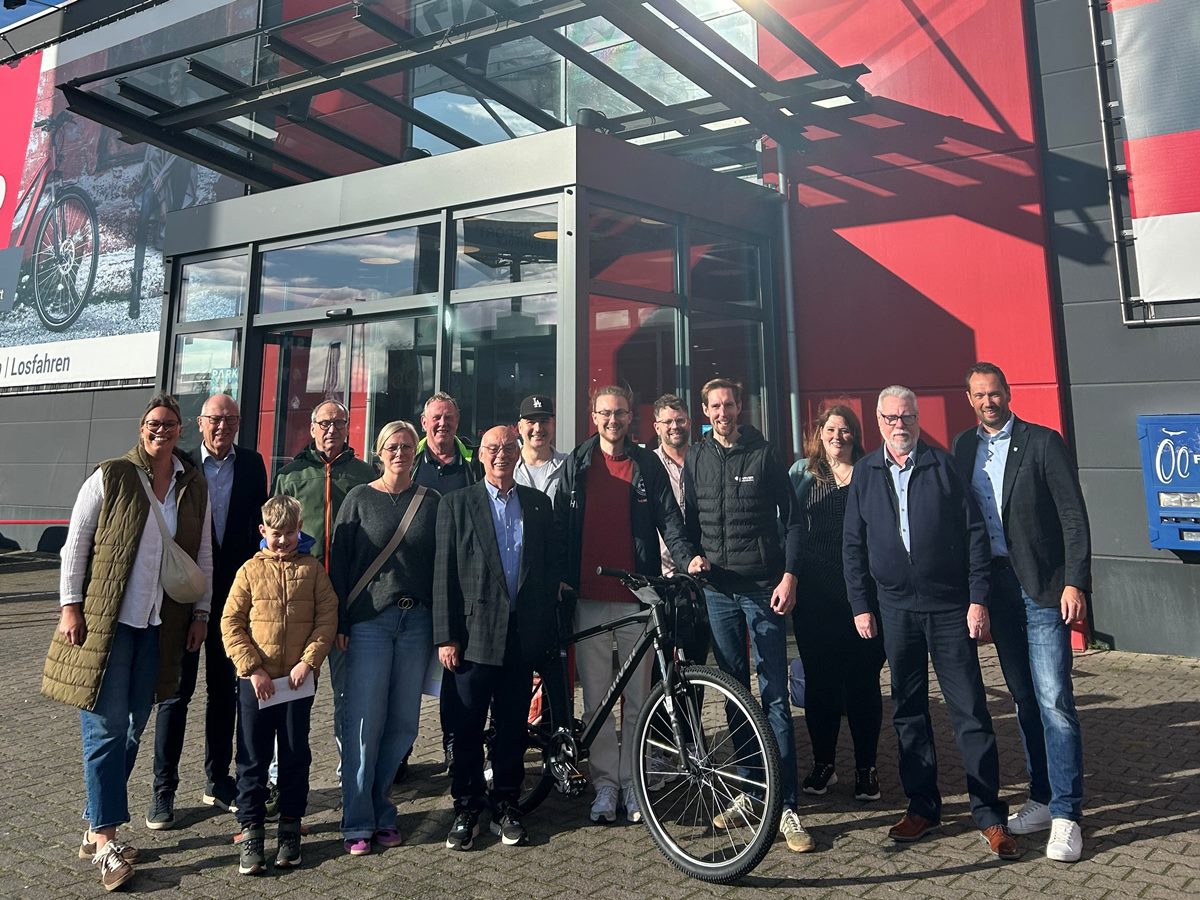 Die glücklichen Gewinner nahmen ihre Preise von den kommunalen Vertretern entgegen. (Foto: Stadtverwaltung Bendorf)