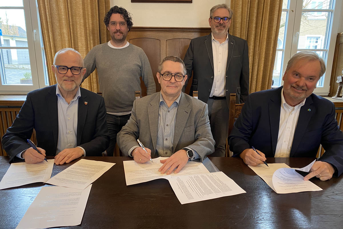 Von links: Stadtb�rgermeister Alfons Mu�hoff, Erster Beigeordneter Daniel Schmitz, BHAG-Vorstand Kersten Kerl, Stephan Reuter (Bereichsleiter Netzwirtschaft BHAG) und Karsten Fehr, B�rgermeister der Verbandsgemeinde Unkel. Foto: Kulturstadt Unkel/Simone Schwamborn
