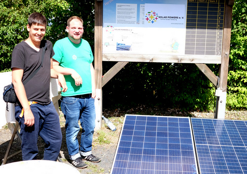 Diplomingenieur Ricardo Reibsch (links) und Nils Becker vom Verein Solar Powers e.V. prsentierten beim Traktor-Treffen eine so genannte Insel-Photovoltaikanlage.