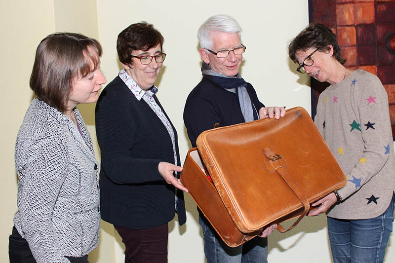 Was knnte wohl in dem Koffer sein? Petra Frey, Ursula Monter, Pfarrer Werner Zupp und Heidi Hahnemann (von links) wollen mit der Aktion Packen fr die letzte Reise Mut machen, sich mit den Themen Sterben und Tod auseinanderzusetzen. Foto: Hospizverein Neuwied