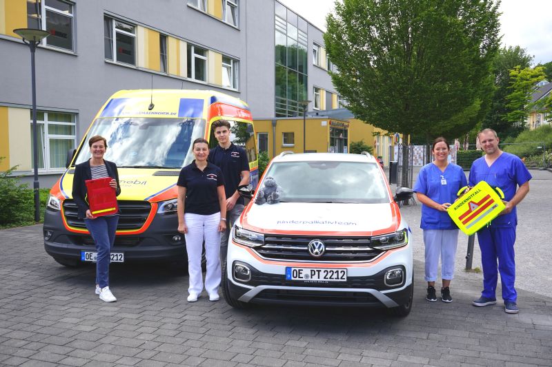 Von links: Klinikgeschftsfhrerin Stefanie Wied, Joanna und Alexander Junge von www.strahlemaennchen.de sowie Gesundheits- und Kinderkrankenpflegerin Hanna Rasche und Oberarzt Markus Linke vom Palliativteam der DRK-Kinderklinik Siegen bei der bernahme des PKW fr das Palliativteam. Fotos: privat