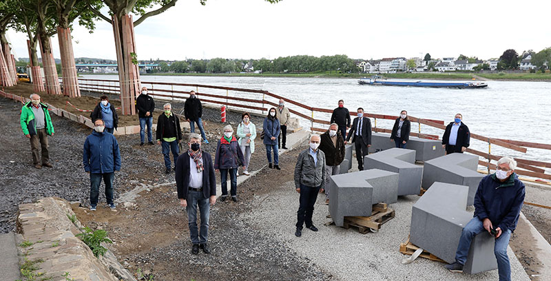 Mitglieder der Papaya-Koalition im Neuwieder Stadtrat besichtigen die Baustelle am Deichvorgelnde, die mit groen Schritten dem Abschluss entgegen geht. Foto: privat