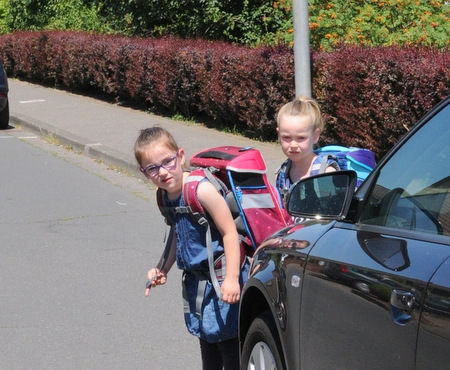 Parkende Autos sind fr Kinder beim berqueren der Strae unberschaubare Hindernisse. Deshalb sollte immer damit gerechnet werden, dass Kinder in diesen Bereichen auf die Fahrbahn heraustreten. (Foto: Unfallkasse Rheinland-Pfalz)