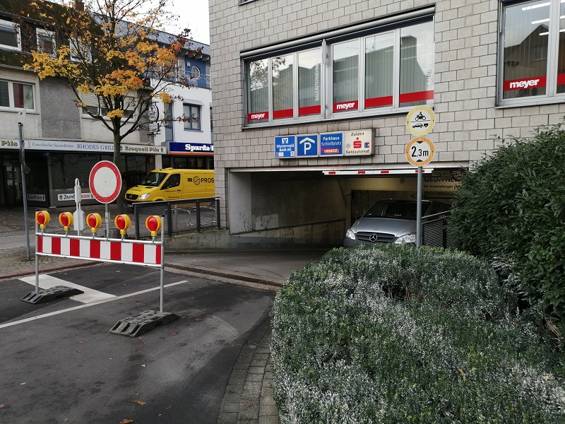 Gesperrt: Die Tiefgarage am Altenkirchener Schlossplatz erhlt an der Hauptein- und-ausfahrt neue Rolltore. (Foto: hak)