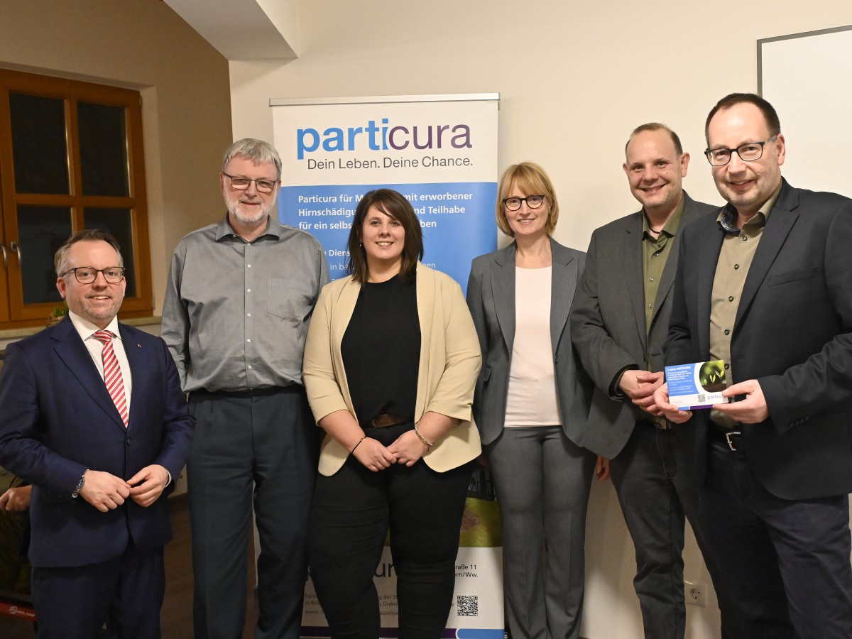 Das Particura-Team mit den Vorst�nden der Stiftung Scheuern Nassau und der Stiftung Diakoniewerk Friedenwarte Bad Ems. Foto: Privat