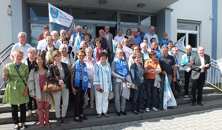 Gste und Mitglieder des Deutsch-Franzsischen-Freundschaftskreises feierten das 30-jhrige Jubilum der Stdtepartnerschaft zwischen Hhr-Grenzhausen und Semur-en-Auxois. (Foto: VG Hhr-Grenzhausen)