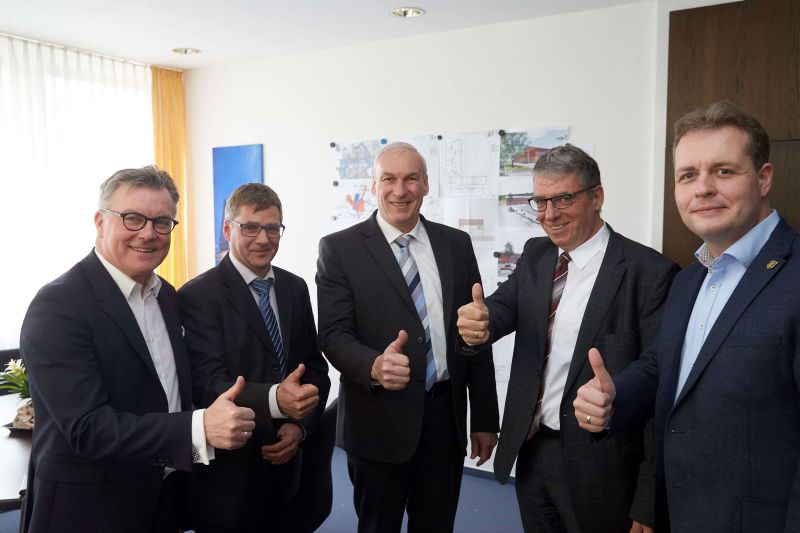 Auf gute Partnerschaft: (v.l.) Bernd Wieczorek, Arno Herz, Fred Pretz, Andree Stein und Gerrit Mller. Foto: EVM/Frey.