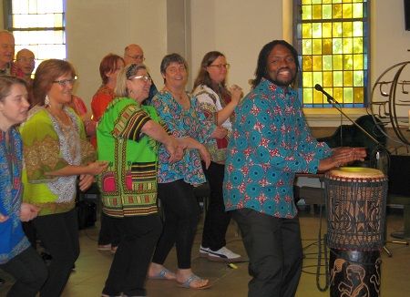 Mit welcher Bewegungsfreude und Frhlichkeit im Partnerkirchenkreis Muku (Kongo) Gottesdienste gefeiert werden, brachten Michel Sanya Mutambala und die Afrikachre 
Pamoja-Umoja beim Gottesdienst nher. Im kommenden Jahr feiert man den 40. Geburtstag der kreiskirchlichen Partnerschaft Altenkirchen/Muku.(Foto: Petra Stroh)