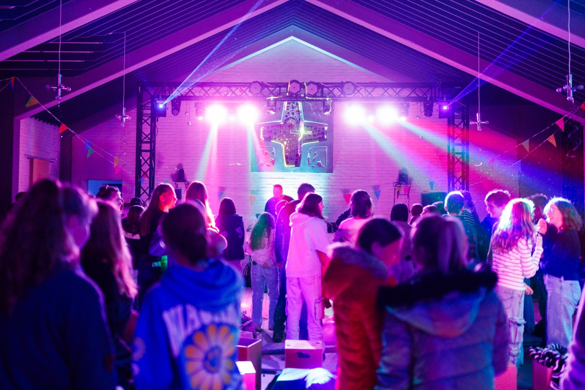 Jugendliche feiern "Partysegen" in der Kirche Fehl-Ritzhausen