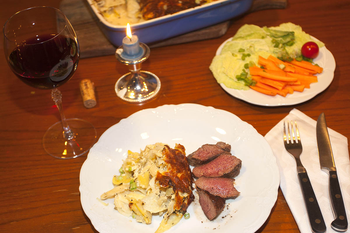 Westerwlder Rezepte: Pastinaken-Kartoffel-Gratin mit Ksekruste und Rehrcken