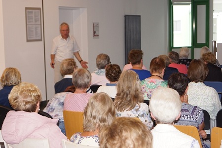 Chefarzt Dr. med. Bernd Mittag beim Vortrag im DRK Forum (Foto: DRK Krankenhaus Kirchen)