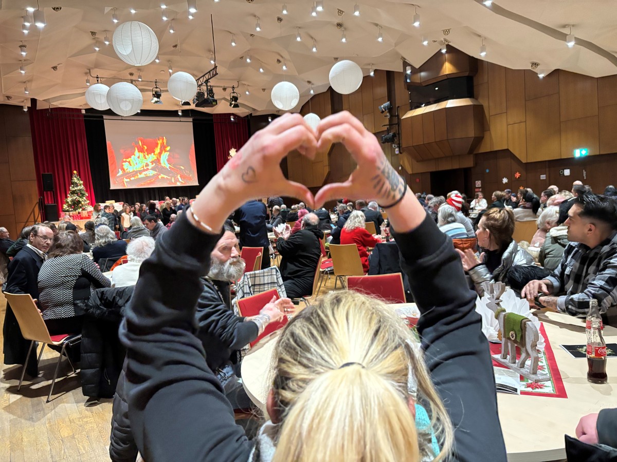 Mit Herz: Rund 200 G�ste feierten den Heiligabend in der Bismarckhalle. (Foto: Diakonie in S�dwestfalen gGmbH)