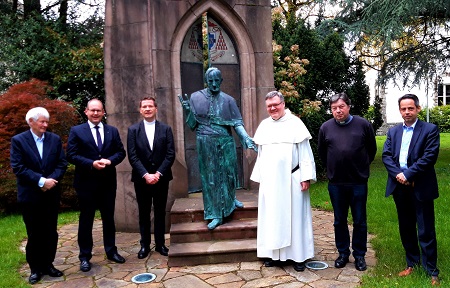 Zur Erinnerung an den Hffner-Gedenktag stellten sich vor dem Kardinal-Hffner-Denkmal im Kirchpark auf (von links): Heribert Hesseler (Neffe des Kardinals), Bernhard Meffert (Vorsitzender Frderverein), Pastor Peter Strauch, Dominikanerpater Johannes Zabel, Kaplan Rudolf Esser und der Horhausener Ortsbrgermeister Thomas Schmidt. (Foto: Hffner-Frderverein)