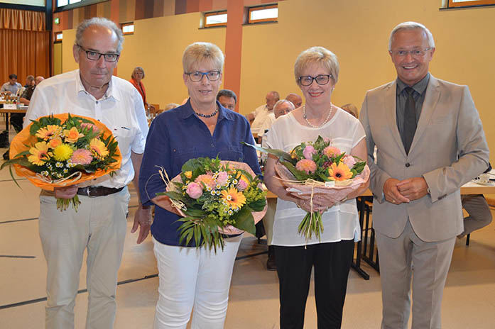 Die vom Kreistag gewhlten Patientenfrsprecher bei der Einfhrung durch Landrat Achim Hallerbach (rechts): Gregor Weiler aus Asbach ist Patientenfrsprecher in der DRK-Kamillus-Klinik in Asbach, Iris Nengel aus Neuwied fr das DRK-Krankenhaus in Neuwied und Alexandrine Reuter aus Gromaischeid fr das Krankenhaus in Dierdorf (v.l.n.r.). Foto: Kreisverwaltung

 