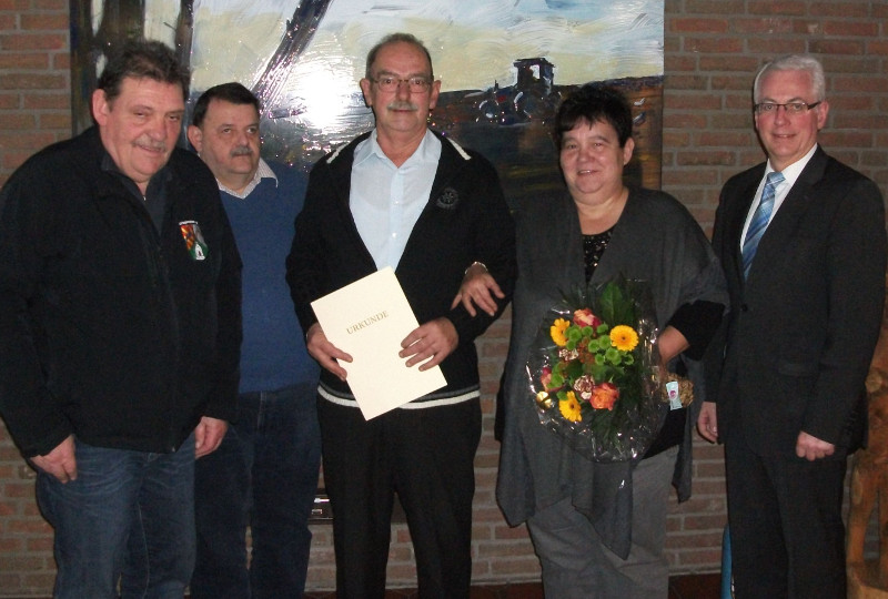 Brgermeister Volker Mendel, Marion Bender (Ehefrau), Bernd Bender, Dirk Herra und Wolfgang Theis (von rechts) beim Abschied. Foto: Privat
