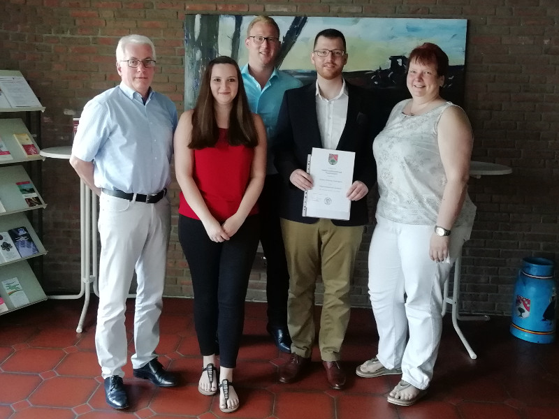 Auf dem Bild von links: Brgermeister Volker Mendel, Anna-Lena Berger, Broleiter Philipp Rasbach, Stephan Hoffmann, Ilona Schfer (kaufmnnische Werkleitung). Foto: VG Puderbach
