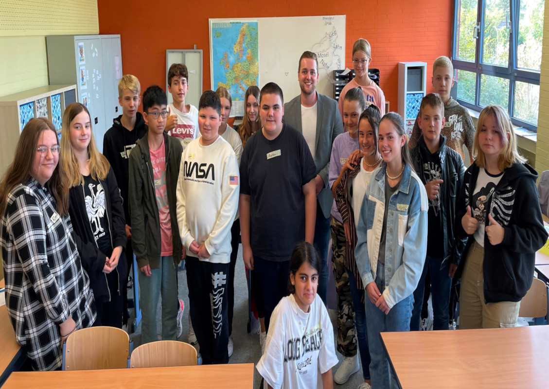 Ein Foto ohne Worte: Bundestagsabgeordneter Martin Diedenhofen zu Besuch in der Klasse 8b der Realschule plus Puderbach. (Foto: Abgeordnetenbro, Mark Ruhrmann)