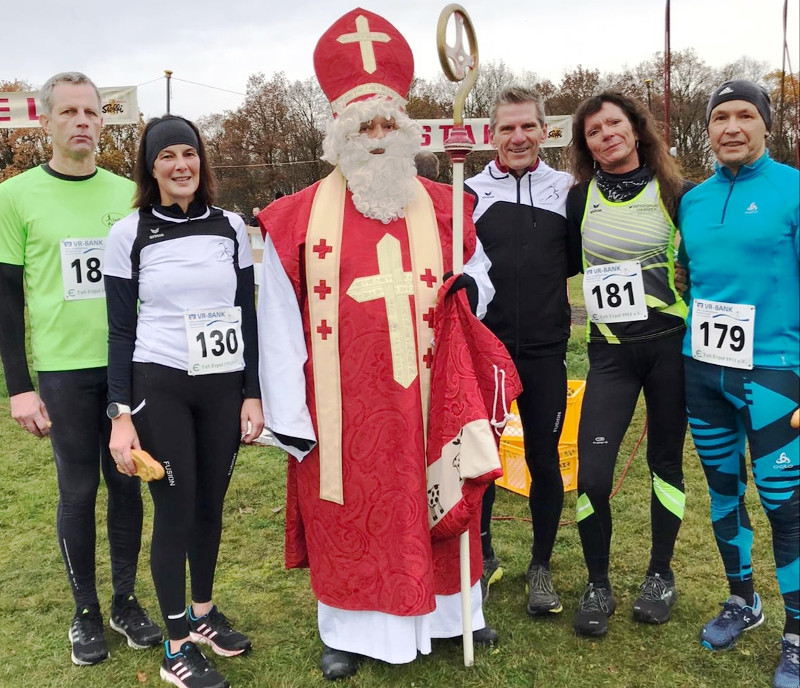 Gruppenfoto mit dem Nikolaus. Von links: Martin Blum, Heike Blum, Betreuer Joachim Best, Manuela Flemmer, Gerd Scholze. Foto: Privat
