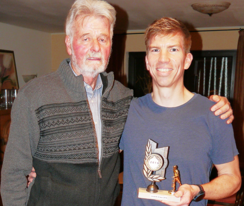 Karl-Werner Kunz mit dem Lauftreff Sportler des Jahres Jendrik Gra. Foto: Dietrich Rockenfeller/Lauftreff Puderbach
