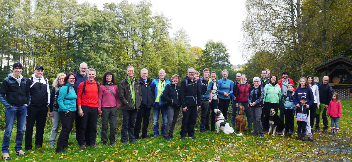 Der Lauftreff Puderbach startete vom Lahrbacher Weiher seine obligatorische Vereinswanderung, mit dabei auch drei Hunde. (Foto: Verein)