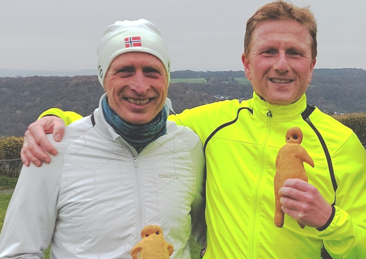 Jrg Dittrich (li) und Christoph Mauel (LT Puderbach) belegten beim "59. Nikolaus Cross" auf der Erpeler Ley jeweils dritte Pltze ber 9450 Meter. (Foto: Lauftreff Puderbach)