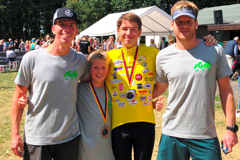 Jendrik Gra, Hannes Oettgen, Fabian Erdmann, Michael Hoben (von links) freuen sich ber ihre Erfolge beim "Mrsbachmn". Foto Lauftreff Puderbach