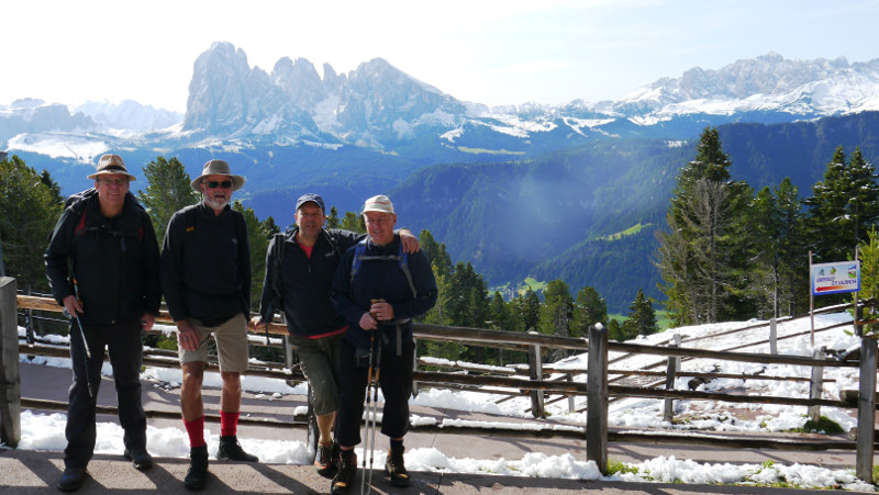 Der Lauftreff Puderbach vor Traumkulisse der Seiser Alm: Ulli Schmidt, Karl-Werner Kunz, Andreas Kretschmer, Gerd Schumacher (von links). Foto: Dietrich Rockenfeller