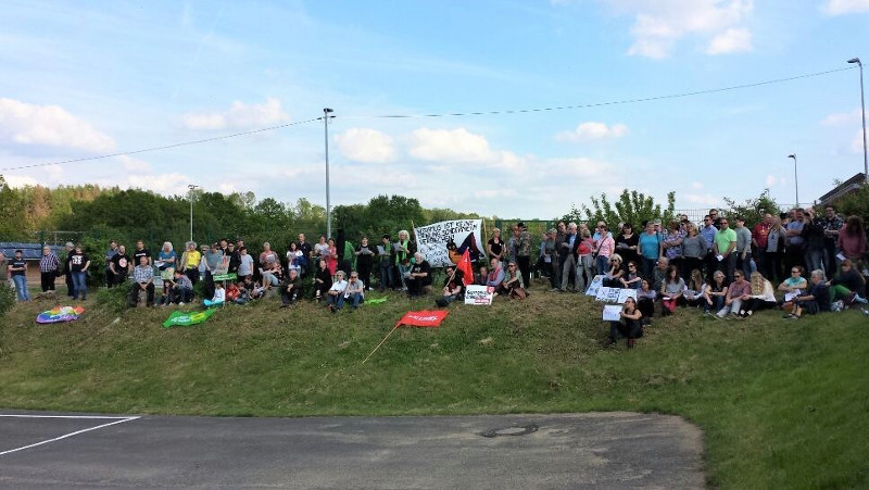 Anlsslicher einer Wahlkampfveranstaltung der AfD trafen sich rund 120 Teilnehmer in Puderbach zu einer Mahnwache gegen Rassismus. Foto: Sebastian Schreiber 